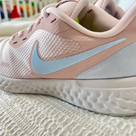 Nike Women's Pink Running Shoes - Picture 3 of 13